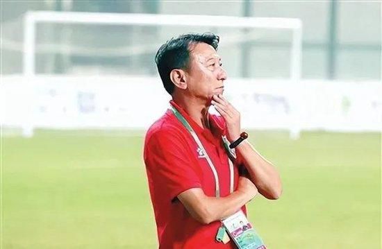 妻子身边的拥人